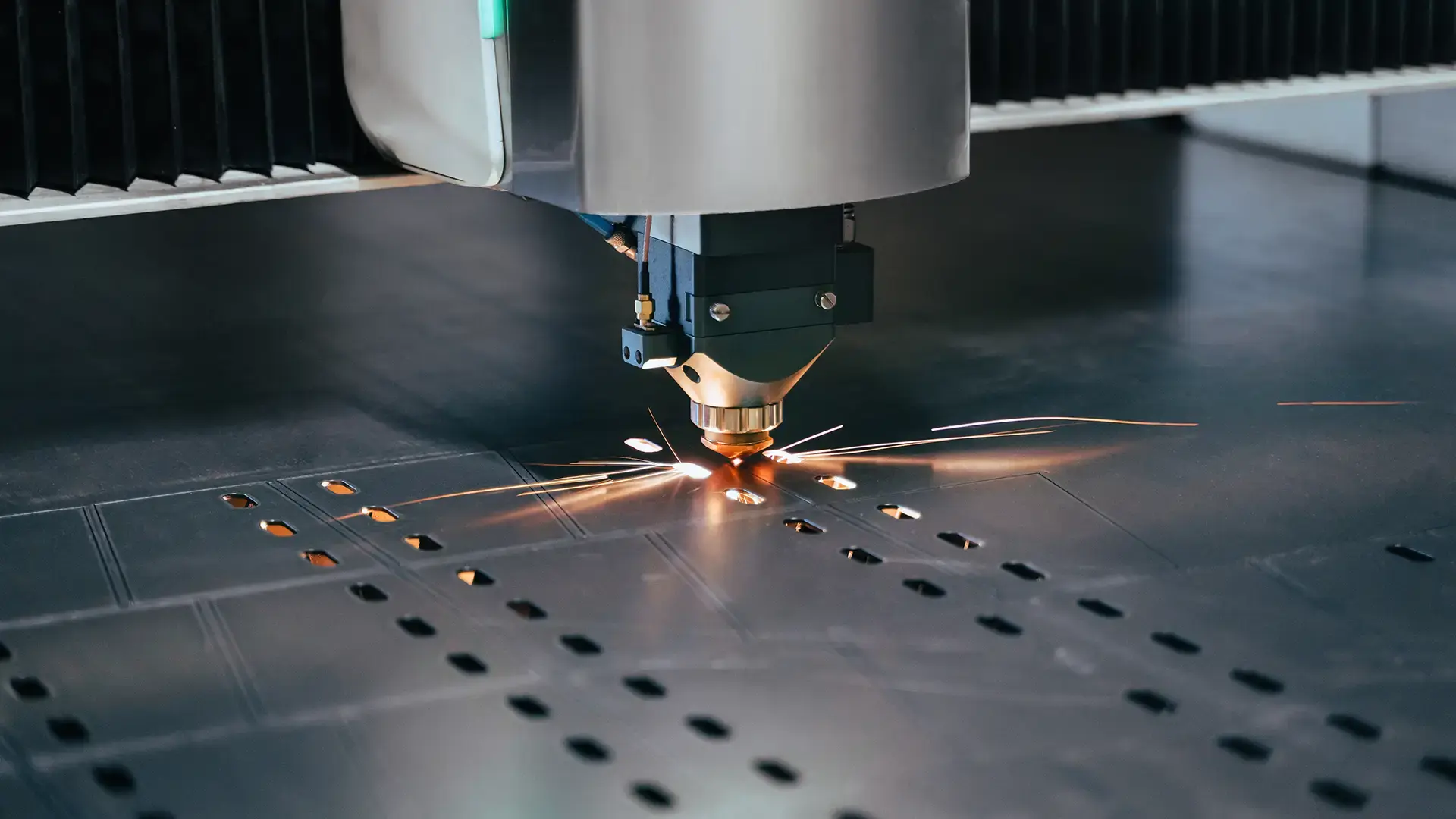 laser-cutting-mashine-cnc-with-flying-sparks